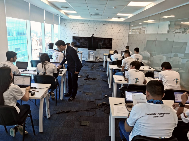 estudiantes de Cloud Computing en Colombia salas